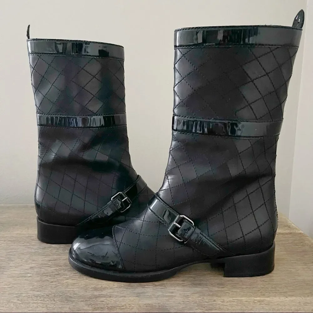 CHANEL black quilted Pull on Patent Leather boots